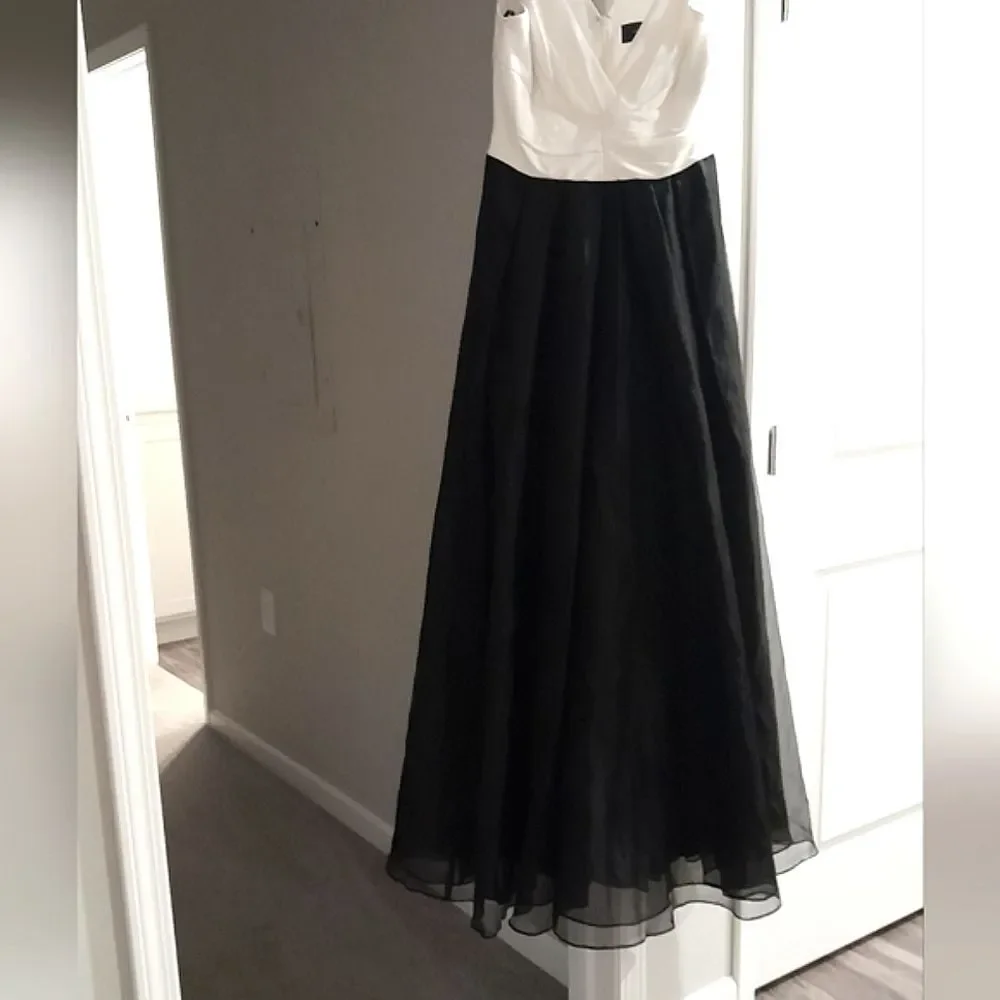Vera Wang Formal Gown - Picture 4 of 9
